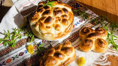 Паски печуть на Великдень у Чернівецькій області