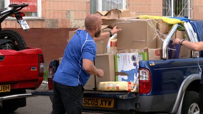 Волонтери — дітям: у Рівне доставили гуманітарну допомогу автомобілями, які з Європи їдуть на фронт Волонтери — дітям: у Рівне доставили гуманітарну допомогу автомобілями, які з Європи їдуть на фронт