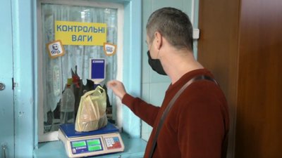 На херсонських ринках ваги перевіряють на точність, а продавців - на чесність