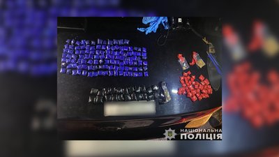 У Чернігові затримали чоловіків, які продавали наркотики закладками