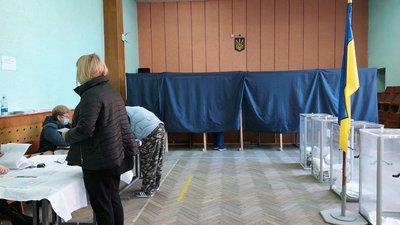 Як відбувається голосування на одній з дільниць у Каневі на Черкащині Як відбувається голосування на одній з дільниць у Каневі на Черкащині
