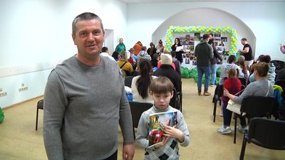 У Житомирі 40 дітей-переселенців отримали допомогу від благодійного фонду "Lumos" У Житомирі 40 дітей-переселенців отримали допомогу від благодійного фонду "Lumos"