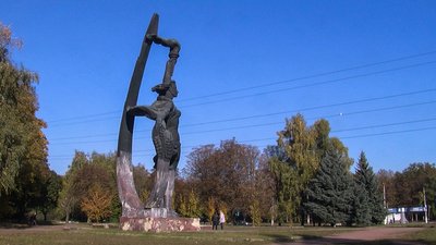 У Кропивницькому демонтували пам’ятник "60 років комсомолу" У Кропивницькому демонтували пам’ятник "60 років комсомолу"