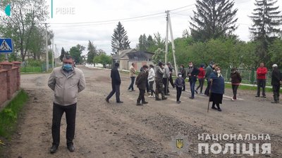 У селі на Рівненщині люди обурились вантажівкам та перекрили дорогу У селі на Рівненщині люди обурились вантажівкам та перекрили дорогу