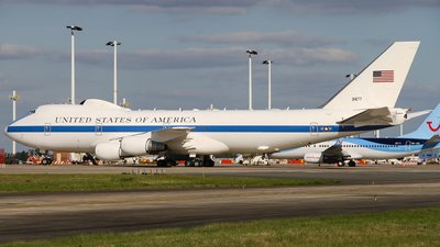 Boeing 747-200B Doomsday ВПС США припаркований на пероні в Брюсселі