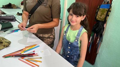 Аптечки для військових шиють волонтери в Мукачеві