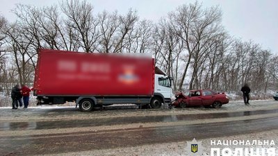 Зіткнення з вантажівкою: на Полтавщині в аварії загинули двоє людей Зіткнення з вантажівкою: на Полтавщині в аварії загинули двоє людей