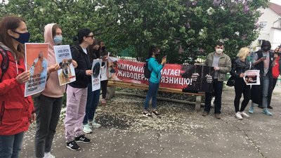 На Житомирщині зоозахисники протестували під судом, де розглядають справу про катування тварин На Житомирщині зоозахисники протестували під судом, де розглядають справу про катування тварин