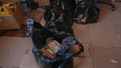 Щодня приймають десятки переселенців: як у Рівному працює гуманітарний склад Щодня приймають десятки переселенців: як у Рівному працює гуманітарний склад