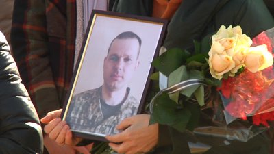 На Житомирщині попрощалися з десантником, який загинув від ракетно-бомбового удару На Житомирщині попрощалися з десантником, який загинув від ракетно-бомбового удару