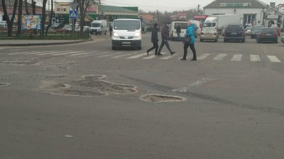"Де дороги": у місті на Волині обмалювали вибоїни та ями на асфальті "Де дороги": у місті на Волині обмалювали вибоїни та ями на асфальті