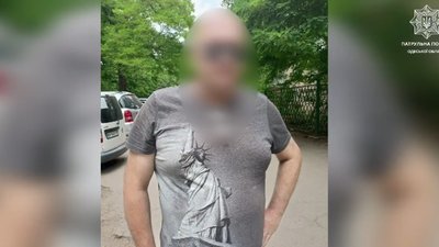 В Одесі патрульна поліція затримала трьох людей, яких підозрюють у співпраці з Росією. В Одесі патрульна поліція затримала трьох людей, яких підозрюють у співпраці з Росією.