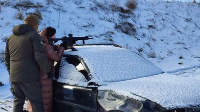 Директорка Анна Павлик навчається стріляти Директорка Анна Павлик навчається стріляти