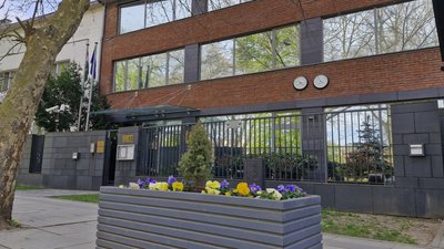 Явка висока, суттєвих порушень немає: голова виборчої комісії в Генконсульстві в Ужгороді