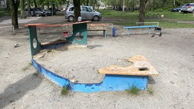 "Гойдалка впала взимку": жителі мікрорайону у Полтаві скаржаться на аварійний стан дитмайданчика "Гойдалка впала взимку": жителі мікрорайону у Полтаві скаржаться на аварійний стан дитмайданчика
