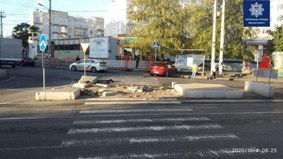 В Одесі водійка не впоралася з керуванням та врізалася у зупинку громадського транспорту
