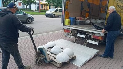 У Франківську почали встановлювати антирпаркувальні пристрої У Франківську почали встановлювати антирпаркувальні пристрої