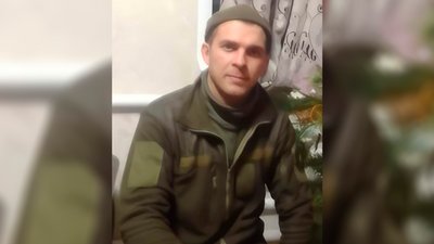 На Чернігівщині попрощалися з трьома солдатами, які загинули у бою на сході України На Чернігівщині попрощалися з трьома солдатами, які загинули у бою на сході України