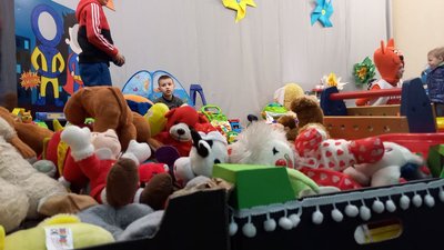 "Краще людині рахунок на телефоні поповнити, аніж жаліти". Як у Дніпрі працює гуманітарний центр