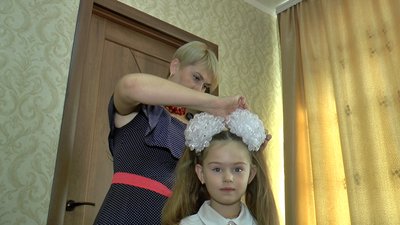 Першокласниця Міла готується до свята першого дзвоника Першокласниця Міла готується до свята першого дзвоника