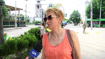 На вулицях та у скверах Житомира розпочали літню обрізку декоративних дерев та кущів На вулицях та у скверах Житомира розпочали літню обрізку декоративних дерев та кущів