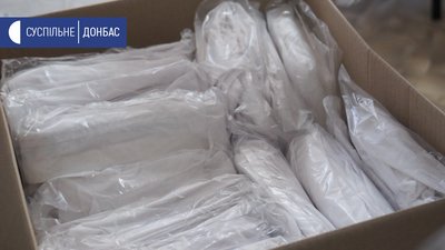 Лікарні на Донеччині передали захисні костюми від благодійників з Німеччини