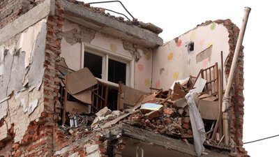 Чернігівці-волонтери вивозять зі зруйнованої школи №18 вціліле майно