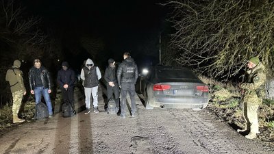 "Поводився агресивно та чинив опір правоохоронцям". Біля кордону з Угорщиною затримали чотирьох чоловіків