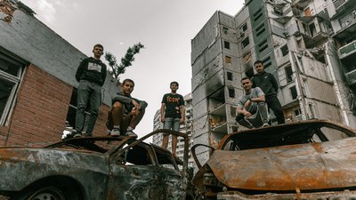 Фотограф з Івано-Франківська відзняв випускників на руїнах Чернігова Фотограф з Івано-Франківська відзняв випускників на руїнах Чернігова