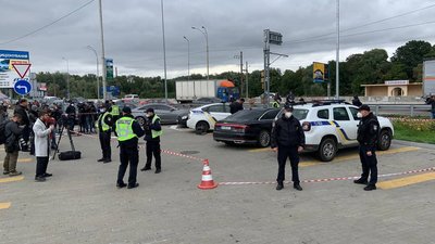 Під Києвом обстріляли авто першого помічника президента Шефіра, поранений водій. Що відомо Під Києвом обстріляли авто першого помічника президента Шефіра, поранений водій. Що відомо