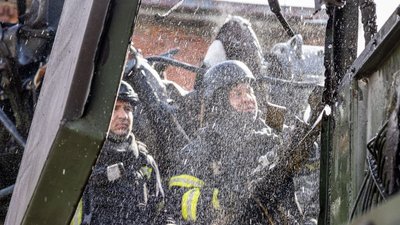Рятувальники гасять пожежу