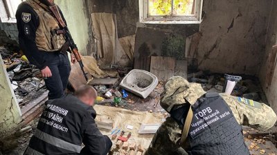 Понад 2 тисячі набоїв, тротил, граната, електродетонатори: на Корюківщині виявили схрони боєприпасів росіян Понад 2 тисячі набоїв, тротил, граната, електродетонатори: на Корюківщині виявили схрони боєприпасів росіян