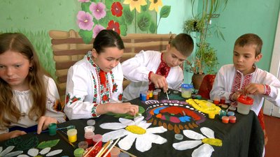 На Вінниччині школярі розмальовують килими гуашшю На Вінниччині школярі розмальовують килими гуашшю