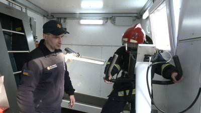 Черкаські рятувальники відпрацьовували навички на німецькому мобільному тренажері Черкаські рятувальники відпрацьовували навички на німецькому мобільному тренажері