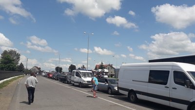 За три доби понад 7 тисяч людей виїхали з України до Угорщини через КПП "Тиса" За три доби понад 7 тисяч людей виїхали з України до Угорщини через КПП "Тиса"