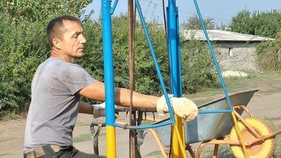 Житель Дружківки Донецької області облаштовує громадську свердловину Житель Дружківки Донецької області облаштовує громадську свердловину