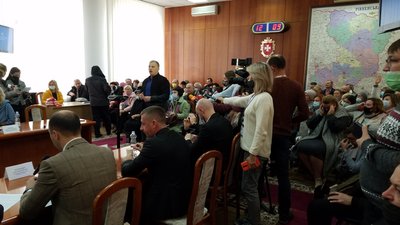 Мітинг під ОДА у Рівному: мер прийшов до голови адміністрації говорити про тариф Мітинг під ОДА у Рівному: мер прийшов до голови адміністрації говорити про тариф