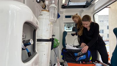 Евакуаційний реанімобіль та члени команди Евакуаційний реанімобіль та члени команди