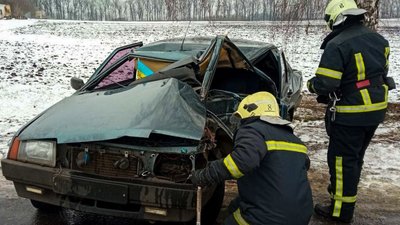 На Черкащині автівка в'їхала в дерево, є травмовані На Черкащині автівка в'їхала в дерево, є травмовані