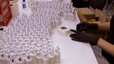 Процес пакування готової продукції на виробництві органічної косметики, серпень 2023. Процес пакування готової продукції на виробництві органічної косметики, серпень 2023.