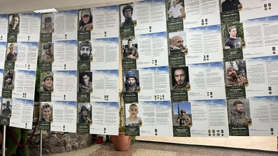 У Кременчуці відкрилася виставка "Полк "Азов" - Янголи Маріуполя"