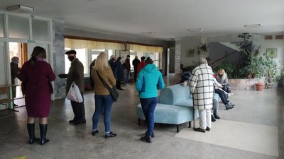 На Прикарпатті біля виборчих дільниць формуються черги людей, щоб проголосувати На Прикарпатті біля виборчих дільниць формуються черги людей, щоб проголосувати