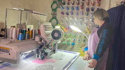 Створюють образи: у Краматорську переселенки організували ательє з пошиття театральних костюмів Створюють образи: у Краматорську переселенки організували ательє з пошиття театральних костюмів