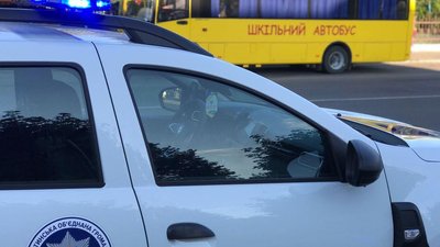 В одному з волинських ОТГ поліцейські переводять дітей через дорогу до школи В одному з волинських ОТГ поліцейські переводять дітей через дорогу до школи