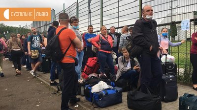 На нейтральній території між Польщею та Україною утворилася черга