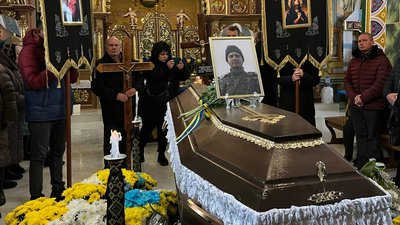 Прощання зі загиблим бійцем у храмі Різдва Пресвятої Богородиці у Смиківцях Прощання зі загиблим бійцем у храмі Різдва Пресвятої Богородиці у Смиківцях