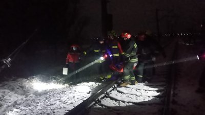 На Рівненщині зіткнулись вантажівка і пасажирський потяг. Машиніст — у важкому стані На Рівненщині зіткнулись вантажівка і пасажирський потяг. Машиніст — у важкому стані