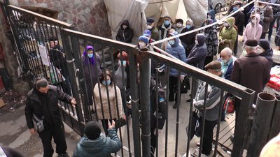 Івано-Франківськ: центральний ринок не працює, черги людей біля входу стоять