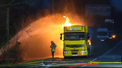 Перевозив скраплений газ. Що відомо про пожежу газовоза на Франківщині, який горить майже добу