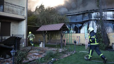 Шестеро людей у Харкові — з вибуховими травмами внаслідок удару. Їхнє підприємство гасять понад три години: фоторепортаж Шестеро людей у Харкові — з вибуховими травмами внаслідок удару. Їхнє підприємство гасять понад три години: фоторепортаж